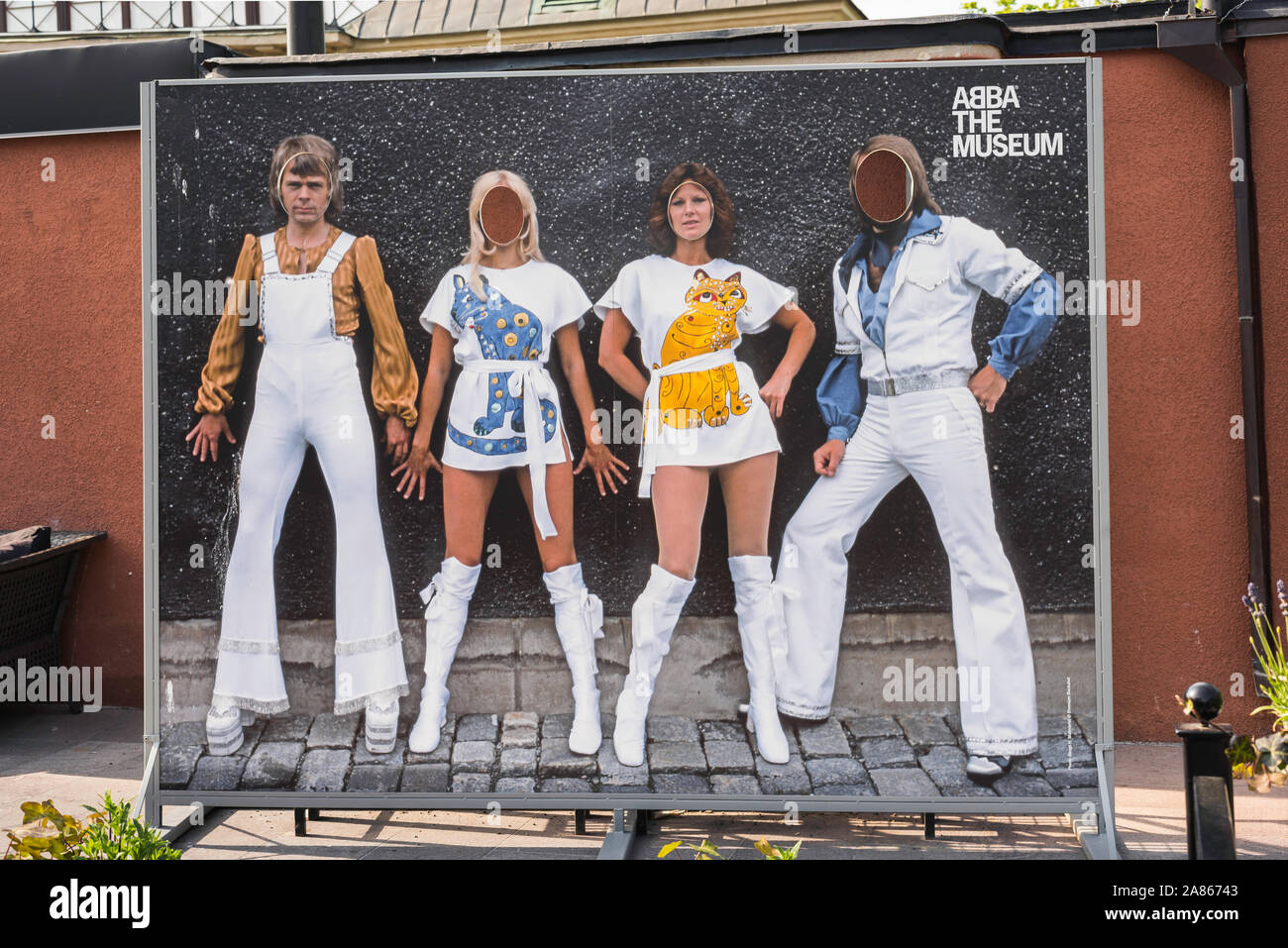 Musée ABBA, vue sur le mur de photos souvenirs pour touristes représentant les membres de ABBA à l'entrée du musée consacré au groupe à Stockholm, en Suède. Banque D'Images