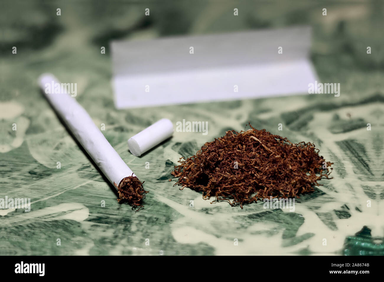 Accessoires pour fumer (tabac, papier filtre) pour rouler cigarette Photo  Stock - Alamy