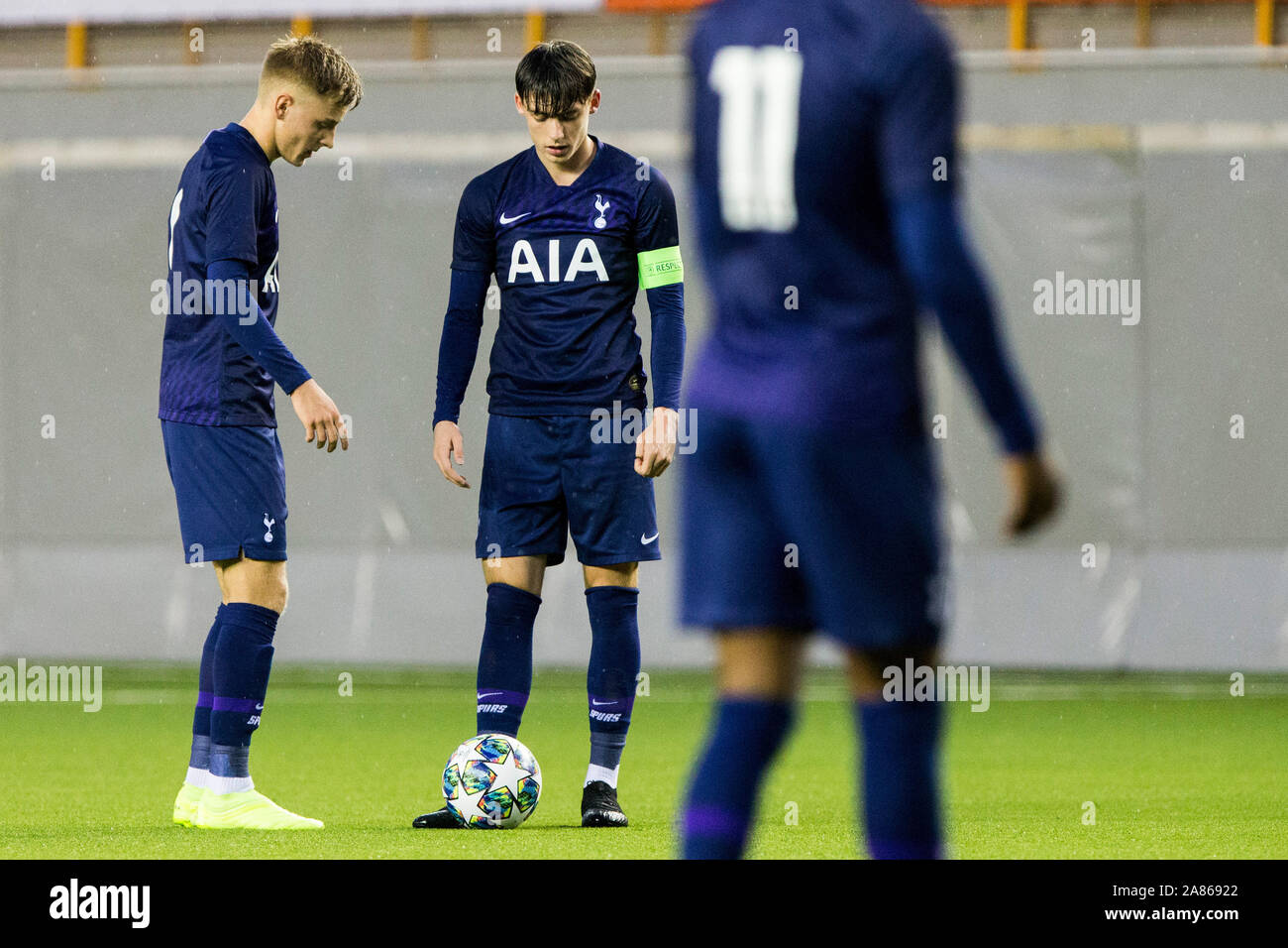 6 novembre 2019 ; stade Vozdovac, Belgrade, Serbie, en vertu de l'UEFA UEFA football ligue jeunesse 19, FK Crvena Zvezda sous 19s contre Tottenham Hotspur sous 19s ; Harvey White et Jamie de Bowden Tottenham Hotspurs FC discuter un coup franc direct Banque D'Images