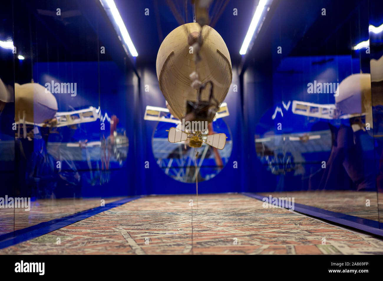 Exposition de l'aviation historique maquette d'un zeppelin reflétée dans les fenêtres de tous les côtés Banque D'Images