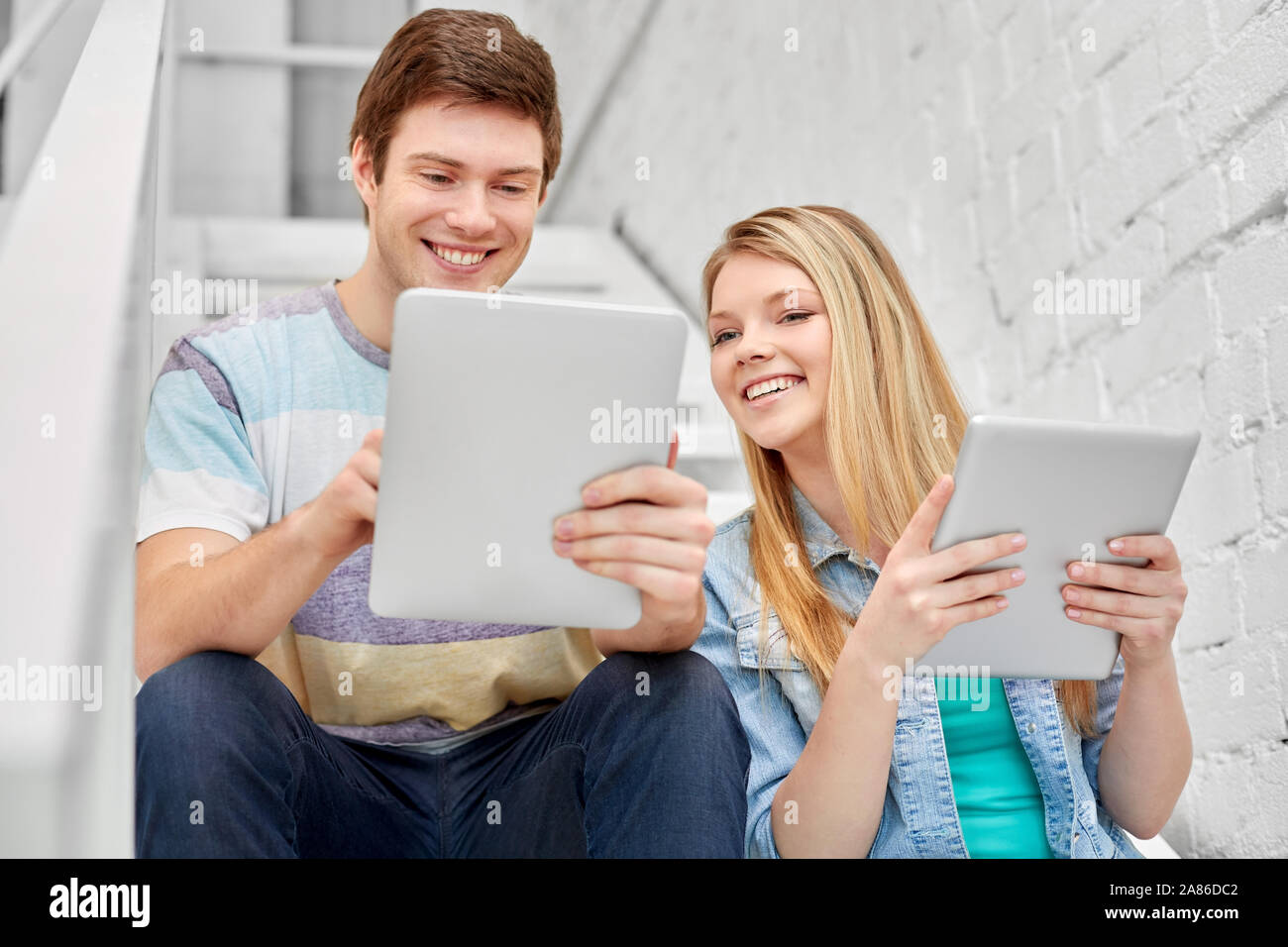 Les élèves du secondaire avec les tablettes électroniques Banque D'Images