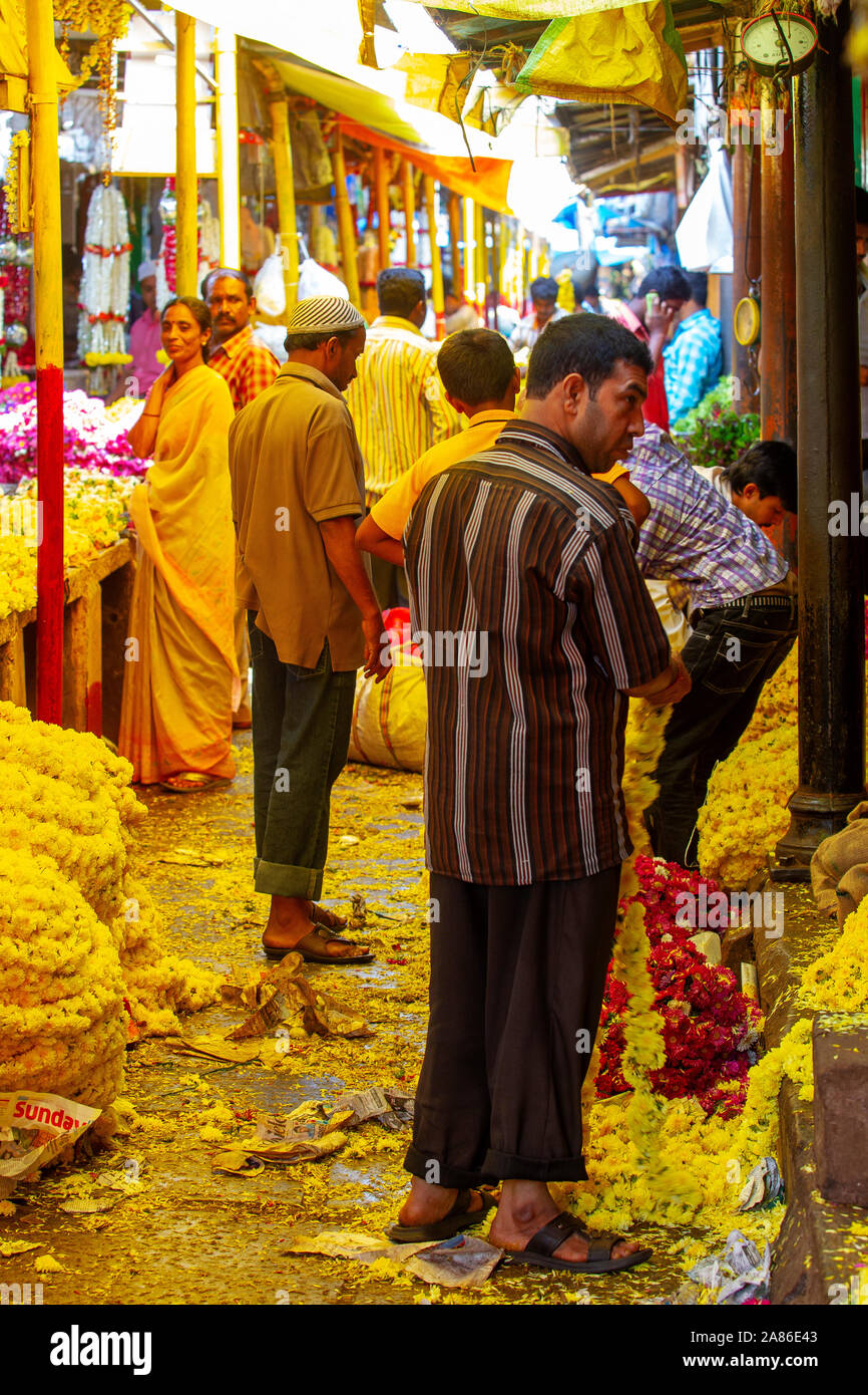 Corridor très fréquenté de vendeurs de fleurs au marché Devaraja Mysore, Mysore, Karnataka, Inde Banque D'Images