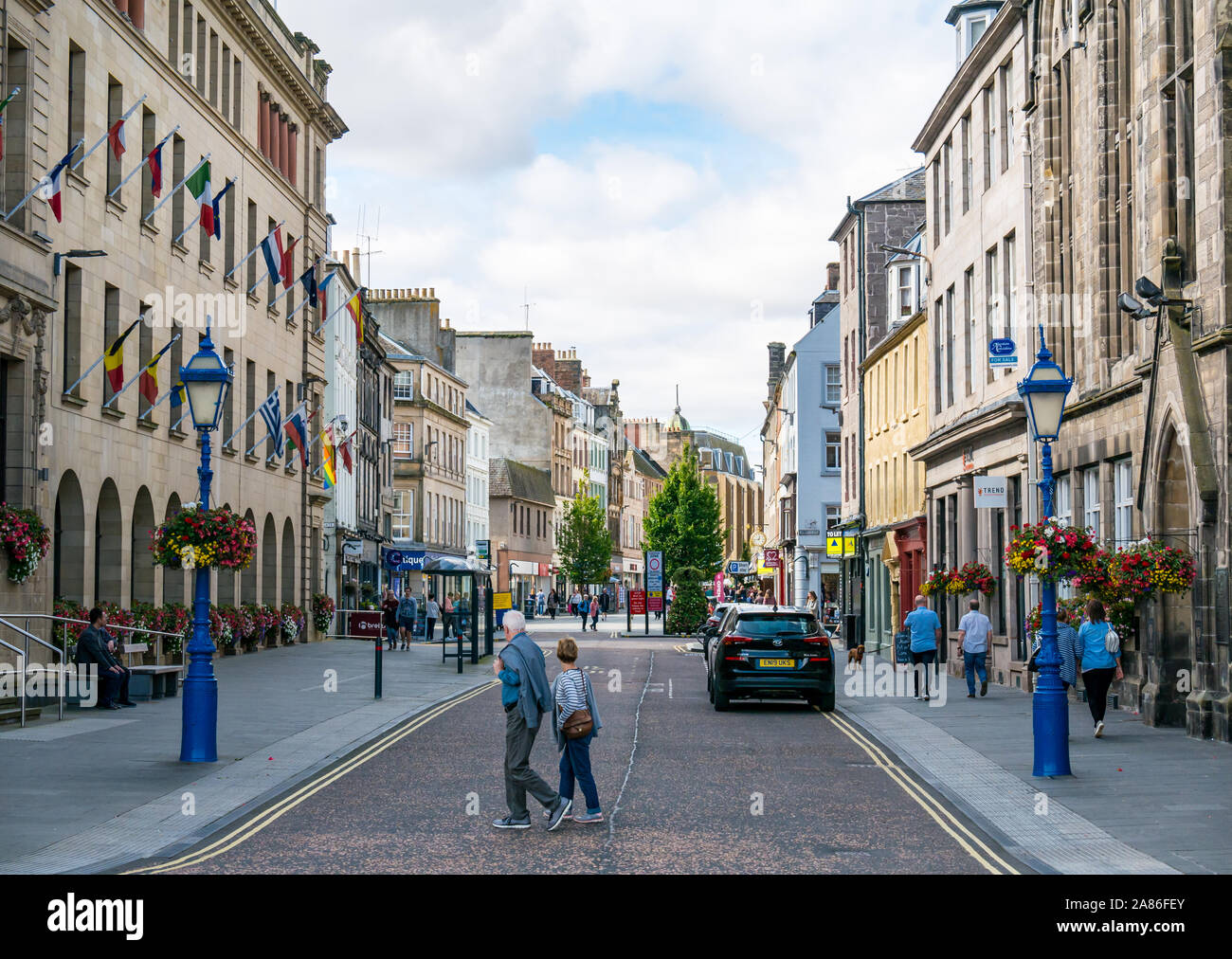 Personnes traversant route avec Perth et Kinross bâtiment conseil, High Street, Perth, Ecosse, Royaume-Uni Banque D'Images