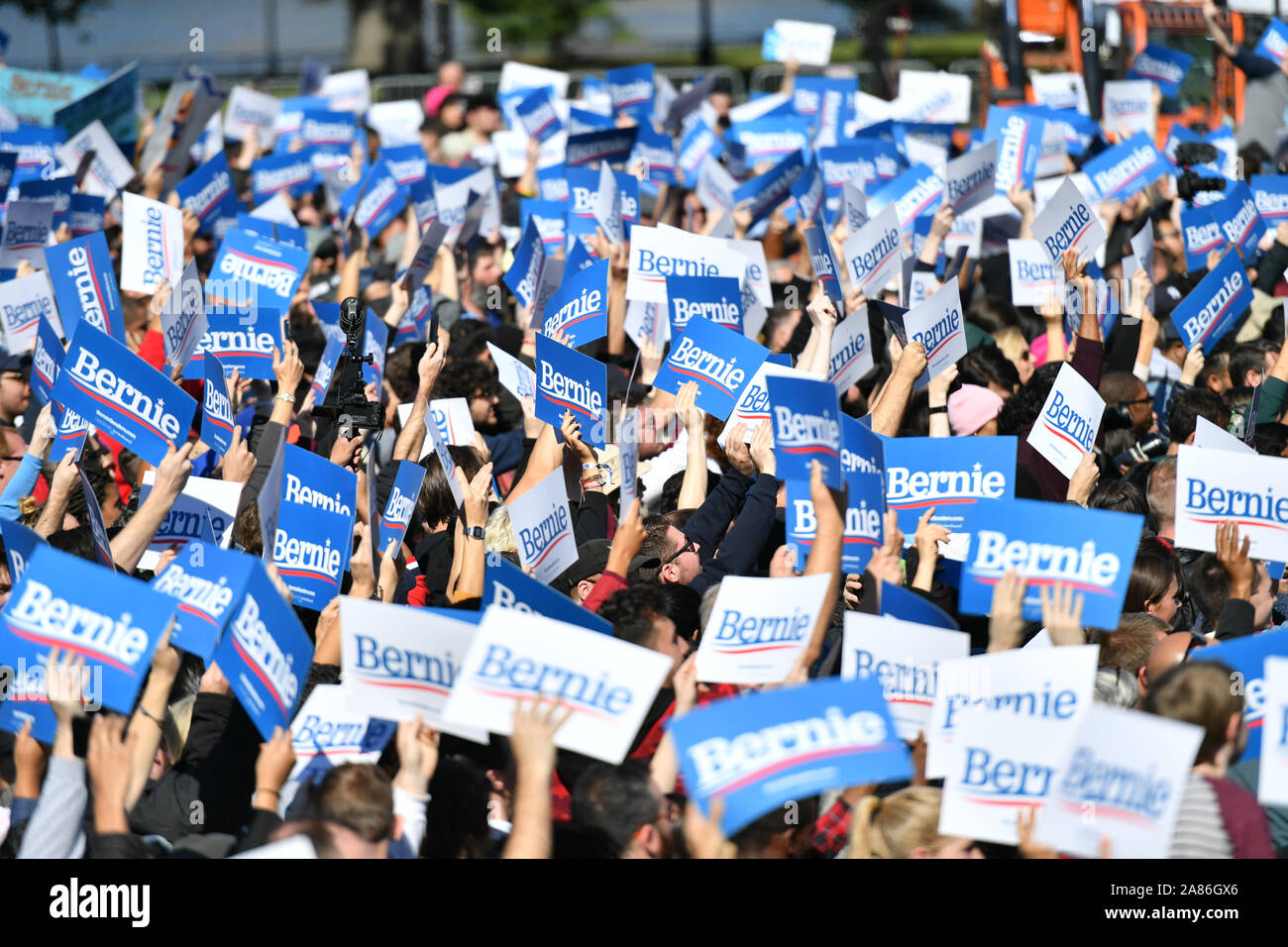 Bernie Sanders partisans lors d'un rassemblement électoral dans Parc Queensbridge, le 19 octobre 2019 dans le Queens, New York. Banque D'Images