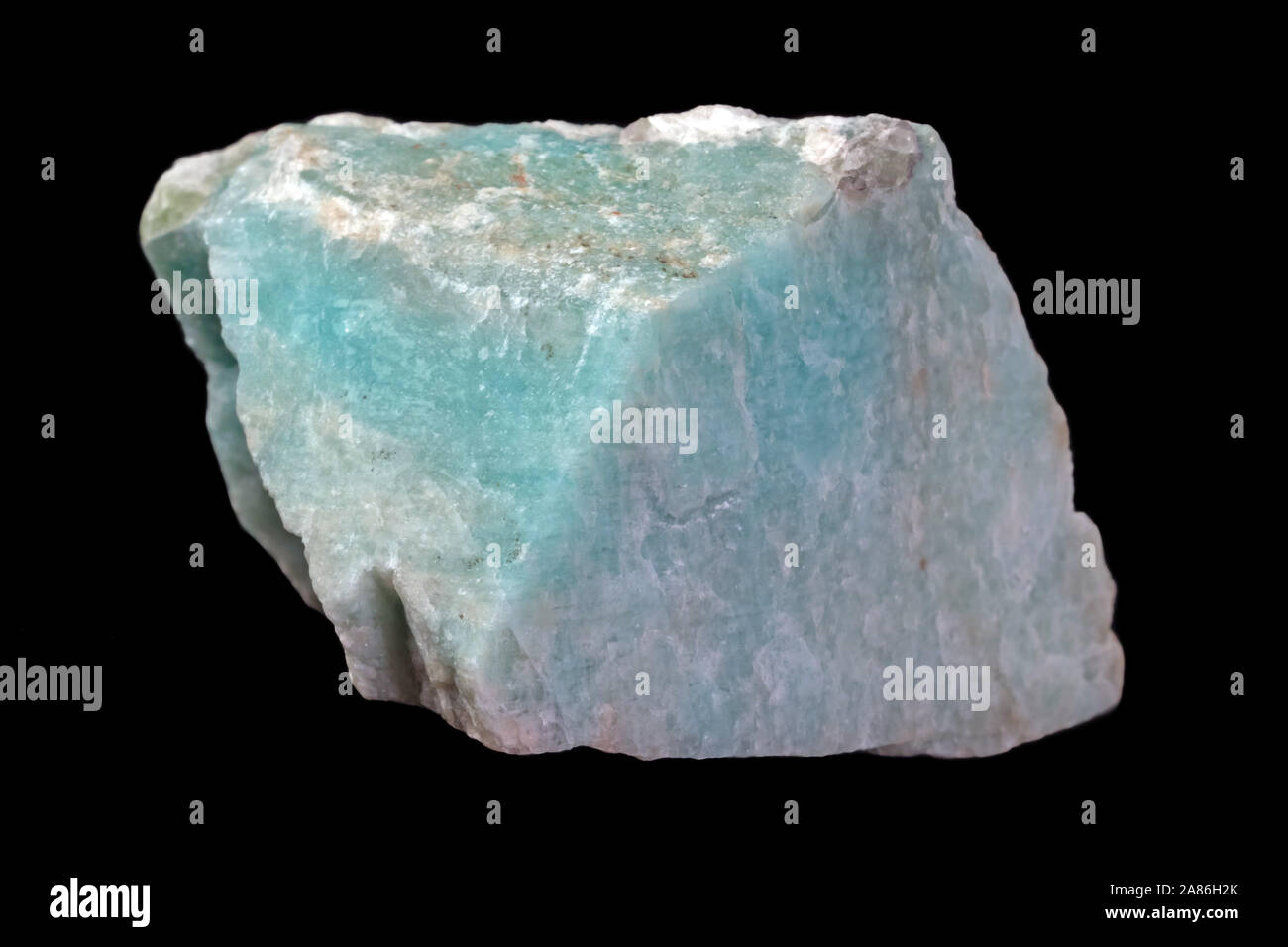 Rocher de l'amazonite vert minéral (ou amazonstone) à partir de la Russie isolée sur un fond noir pur Banque D'Images