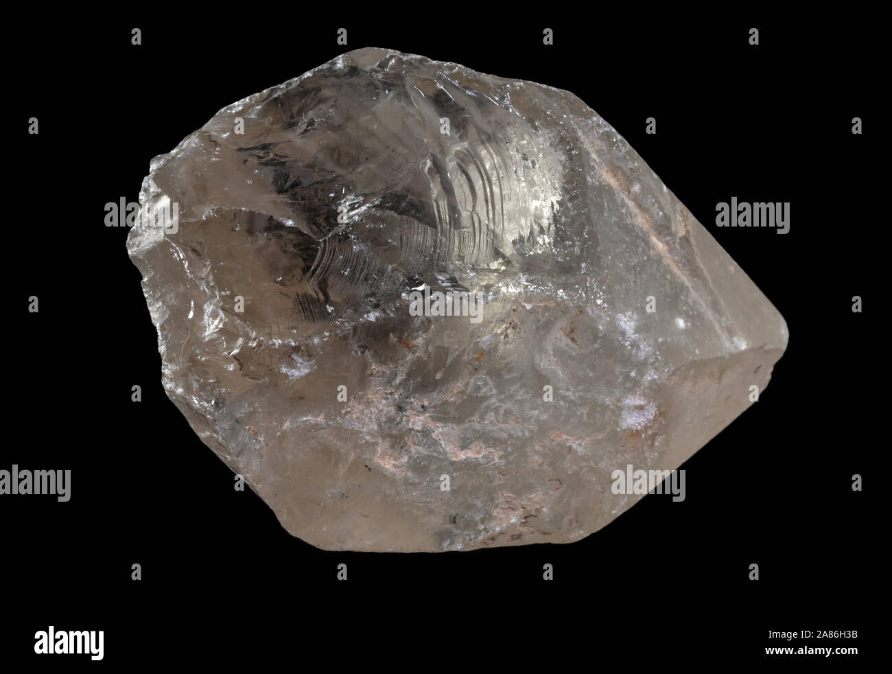 Le quartz fumé translucide minéral du Brésil isolé sur un fond noir pur Banque D'Images