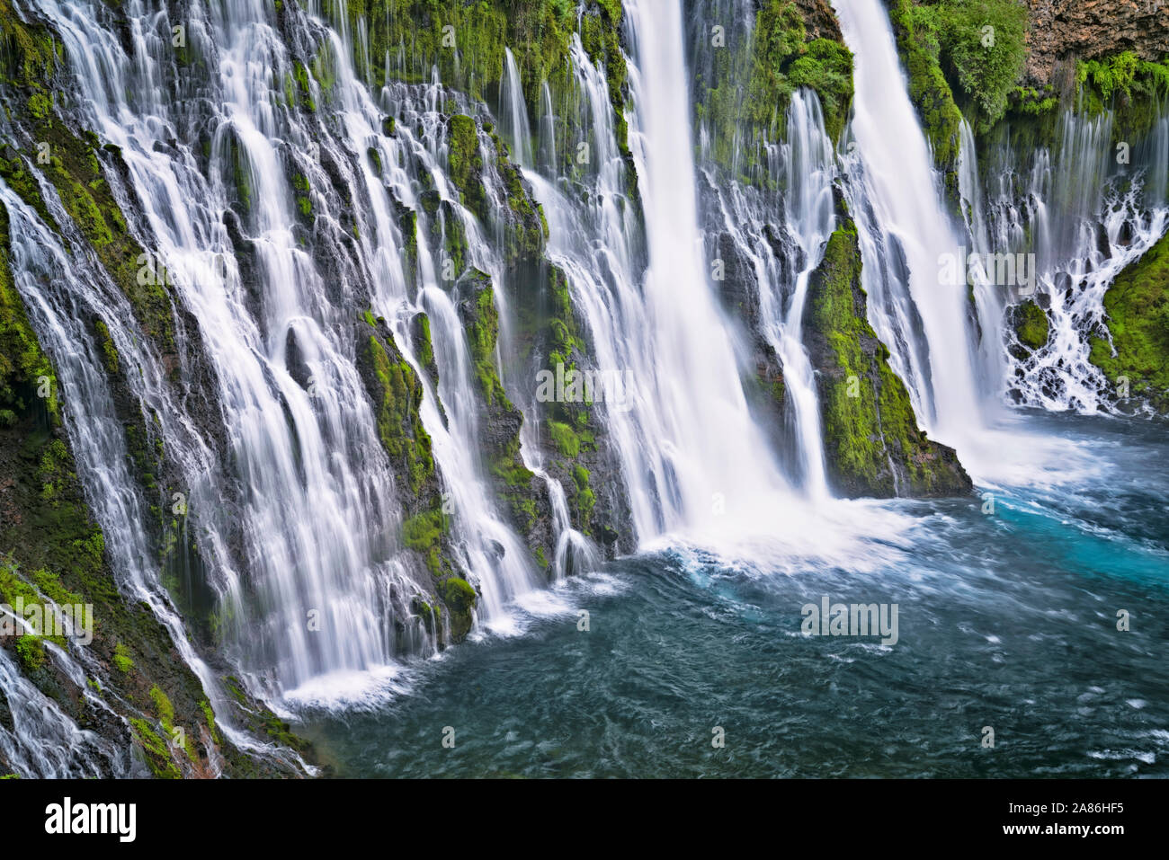 Burney Falls cascades 129 pieds au-dessus de basalte couverte de mousse à northern California's McArthur-Burney Falls Memorial State Park dans le mont Cascade Ran Banque D'Images