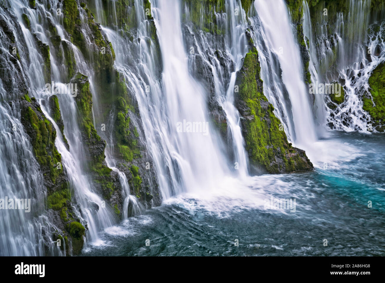 Burney Falls cascades 129 pieds au-dessus de basalte couverte de mousse à northern California's McArthur-Burney Falls Memorial State Park dans le mont Cascade Ran Banque D'Images
