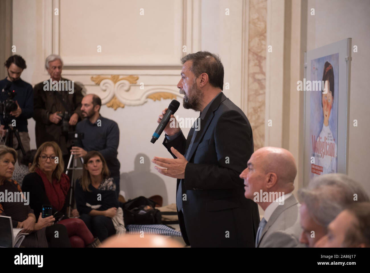 Chanteur, auteur et conseiller municipal pour la culture de la municipalité de Livourne, Simone Lenzi, lors de la conférence de presse Banque D'Images