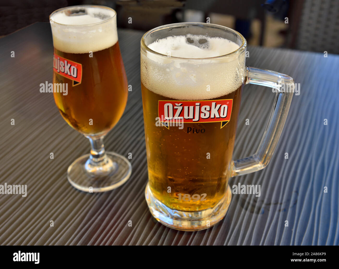 Verres de bière croate Ozujsko sur table Banque D'Images