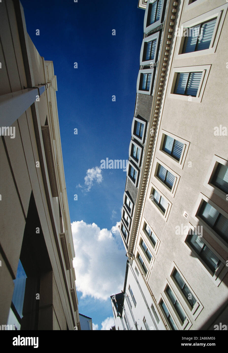 Guernesey. L'architecture. Le ciel vu de bâtiments commerciaux. Banque D'Images