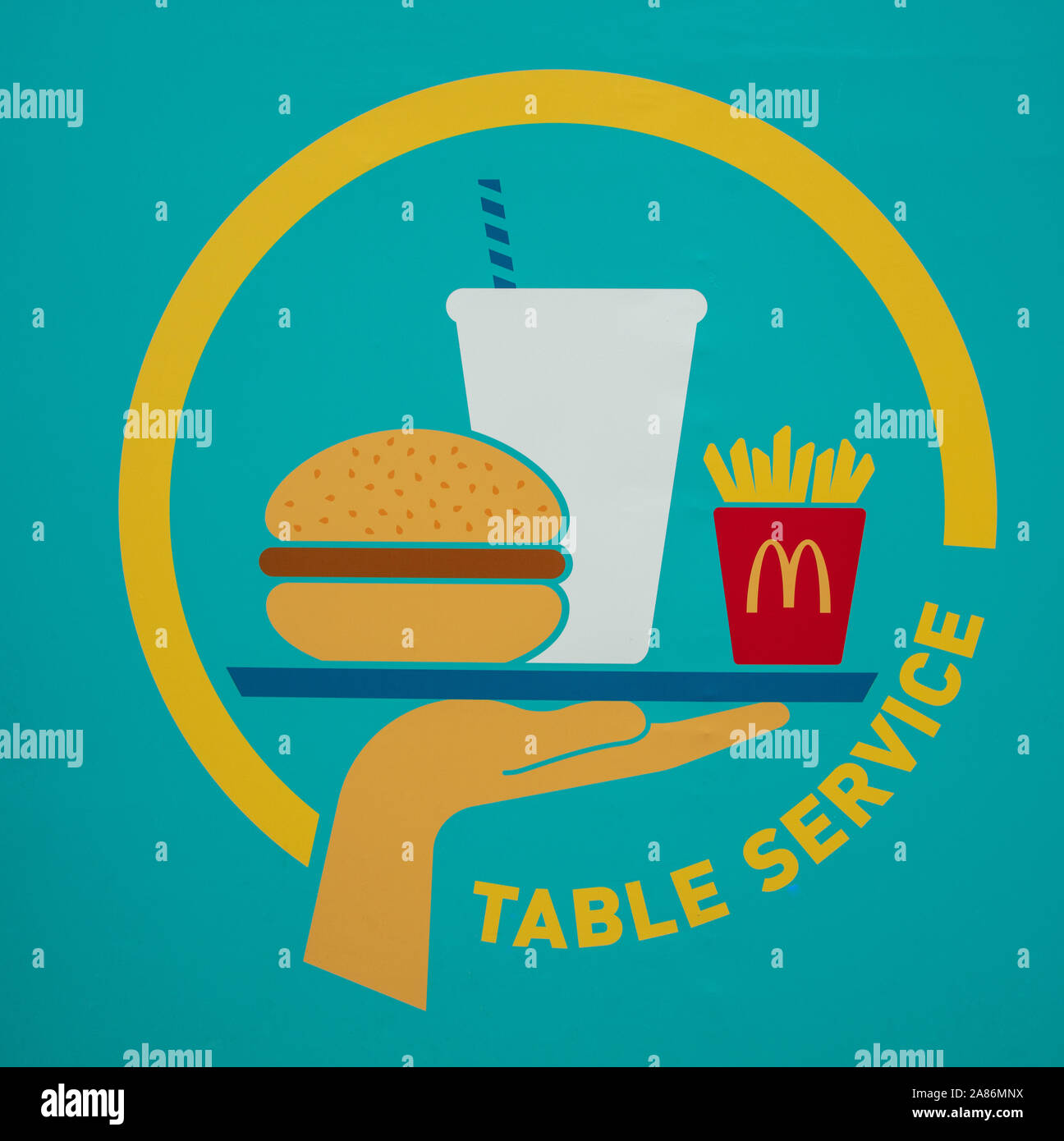 Gros plan d'un logo McDonalds vu à Londres, Royaume-Uni en novembre 2019. Banque D'Images