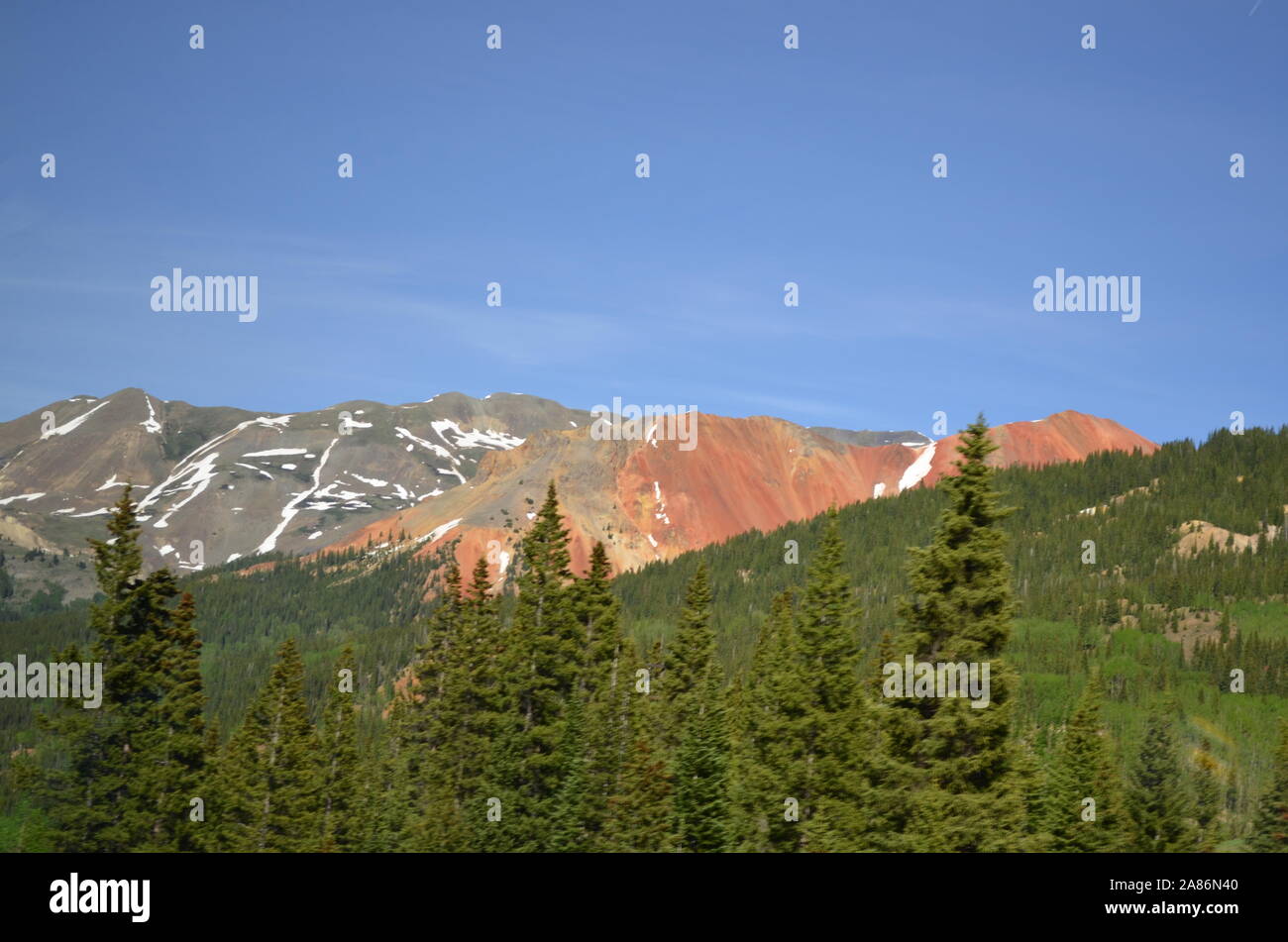 La fin du printemps dans le Colorado : Rocky Mountain Peaks vu de la Million Dollar Highway sur le San Juan Skyway Scenic Byway Banque D'Images