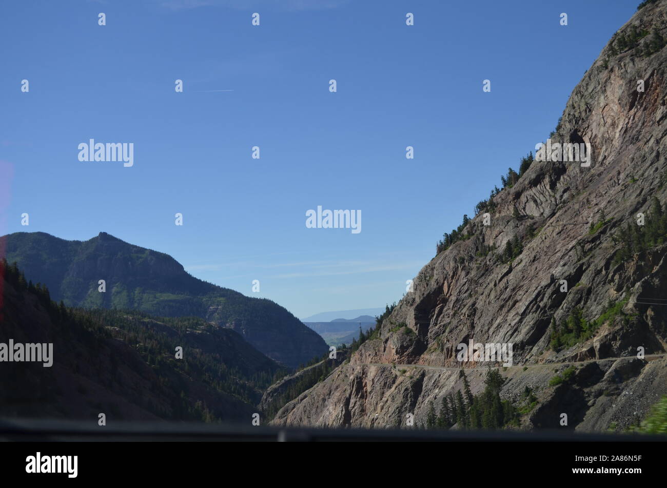 La fin du printemps dans les Montagnes Rocheuses du Colorado : Vue de Million Dollar Highway en ordre décroissant par les montagnes San Juan vers Ouray au Nord Banque D'Images