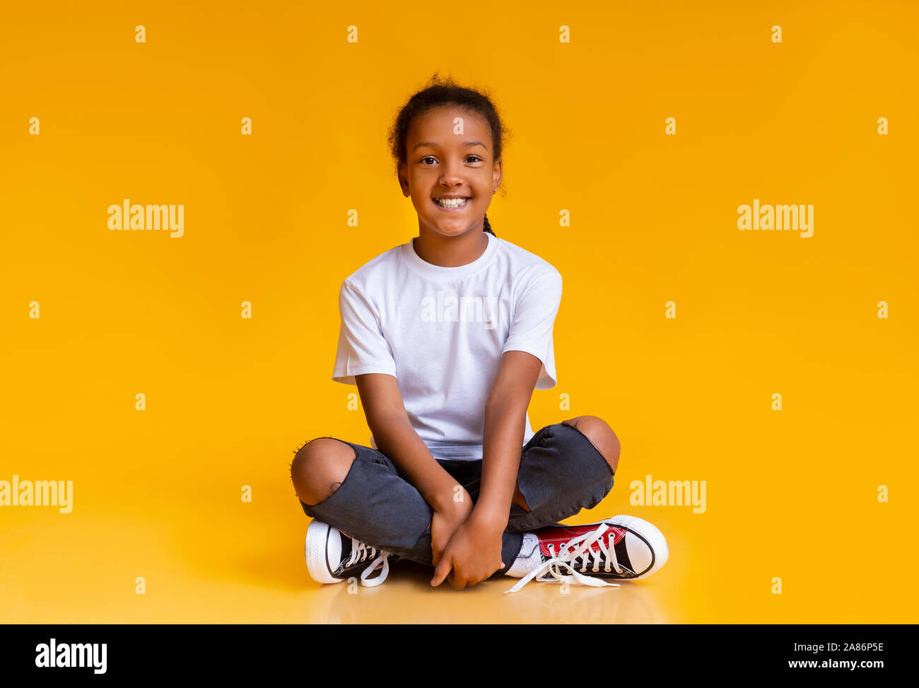 Cute black girl in studio and smiling Banque D'Images