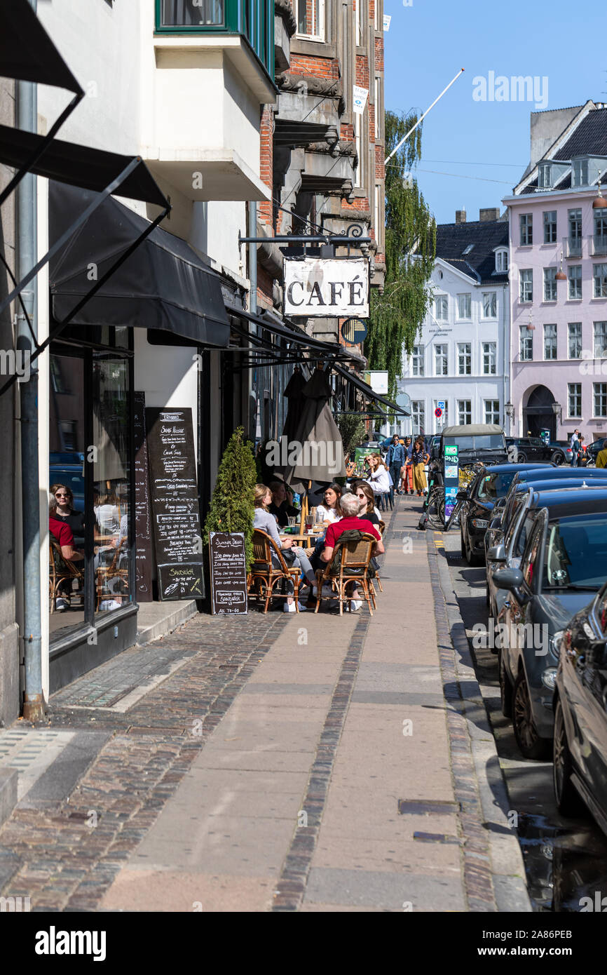 Les gens assis dehors Cafe Ermanno en magasin l'été, Strandstraede ; Copenhague, Danemark Banque D'Images