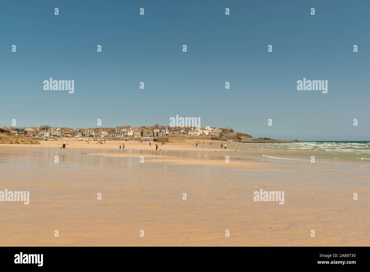 Marée basse sur la plage de Porthminster, été dans la célèbre station balnéaire de St Ives, Cornwall. Banque D'Images