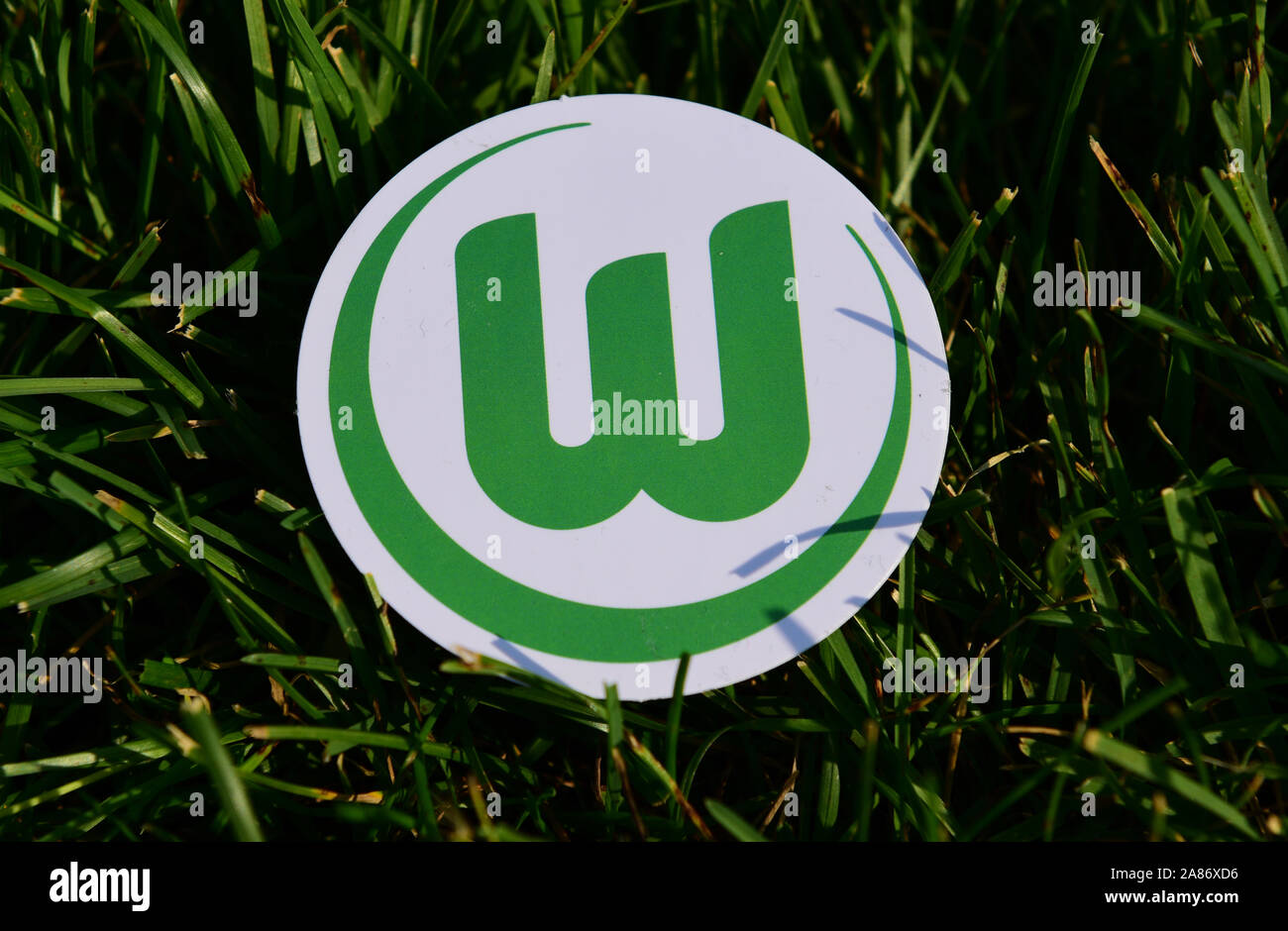 6 septembre 2019, Istanbul, Turquie. L'emblème de la football club allemand du VfL Wolfsburg sur l'herbe verte du terrain de football. Banque D'Images