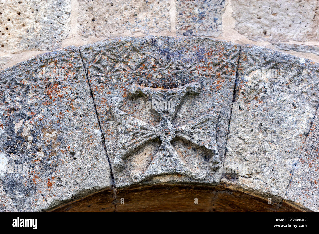 Croix de Malte à l'église de San Juan Bautista (St Jean Baptiste) wisigothique. San Juan de Baños, Province de Palencia, Castille, Espagne Banque D'Images