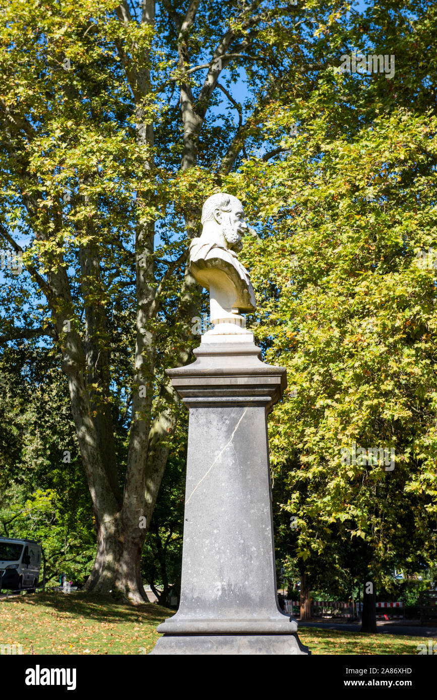 Buste de l'empereur Guillaume en dehors de la Trinkhalle dans les jardins au Kurhaus Baden Baden dans la Forêt Noire, au sud-ouest de l'Europe Allemagne Banque D'Images