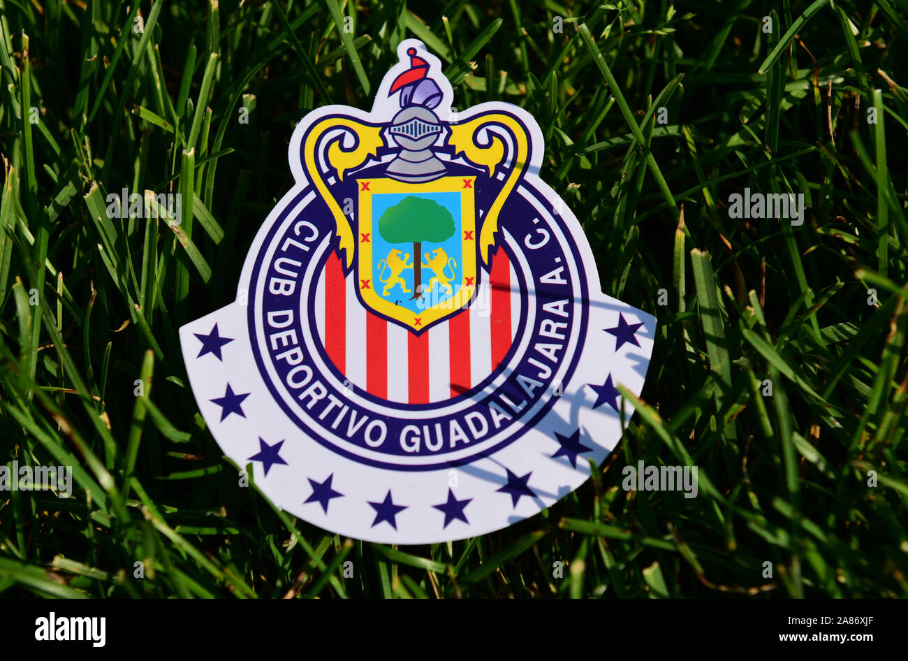 6 septembre 2019, Guadalajara, Mexique. L'emblème de la Mexican football club Le Club Deportivo Guadalajara S.A. de C.V.sur l'herbe verte du footba Banque D'Images