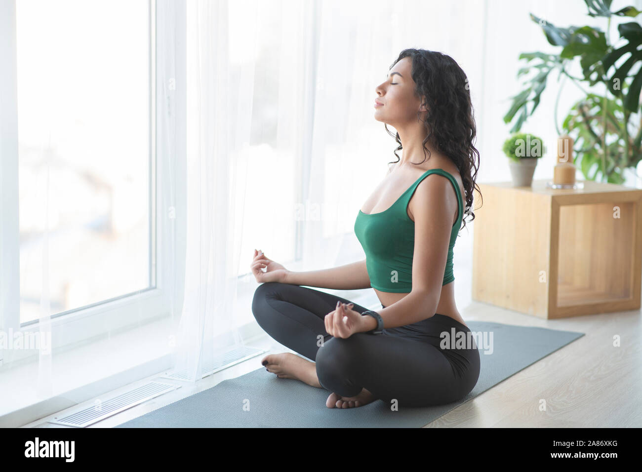 Young woman practicing yoga in lotus position Banque D'Images
