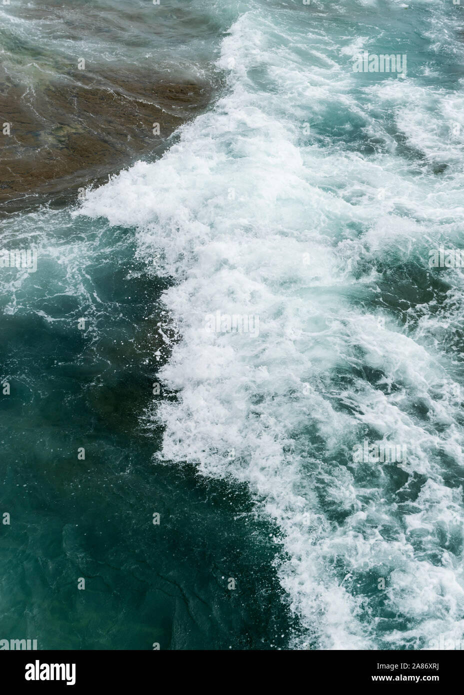 Circulation saisis dans les vagues déferlantes à Cornwall, Porthleven Banque D'Images