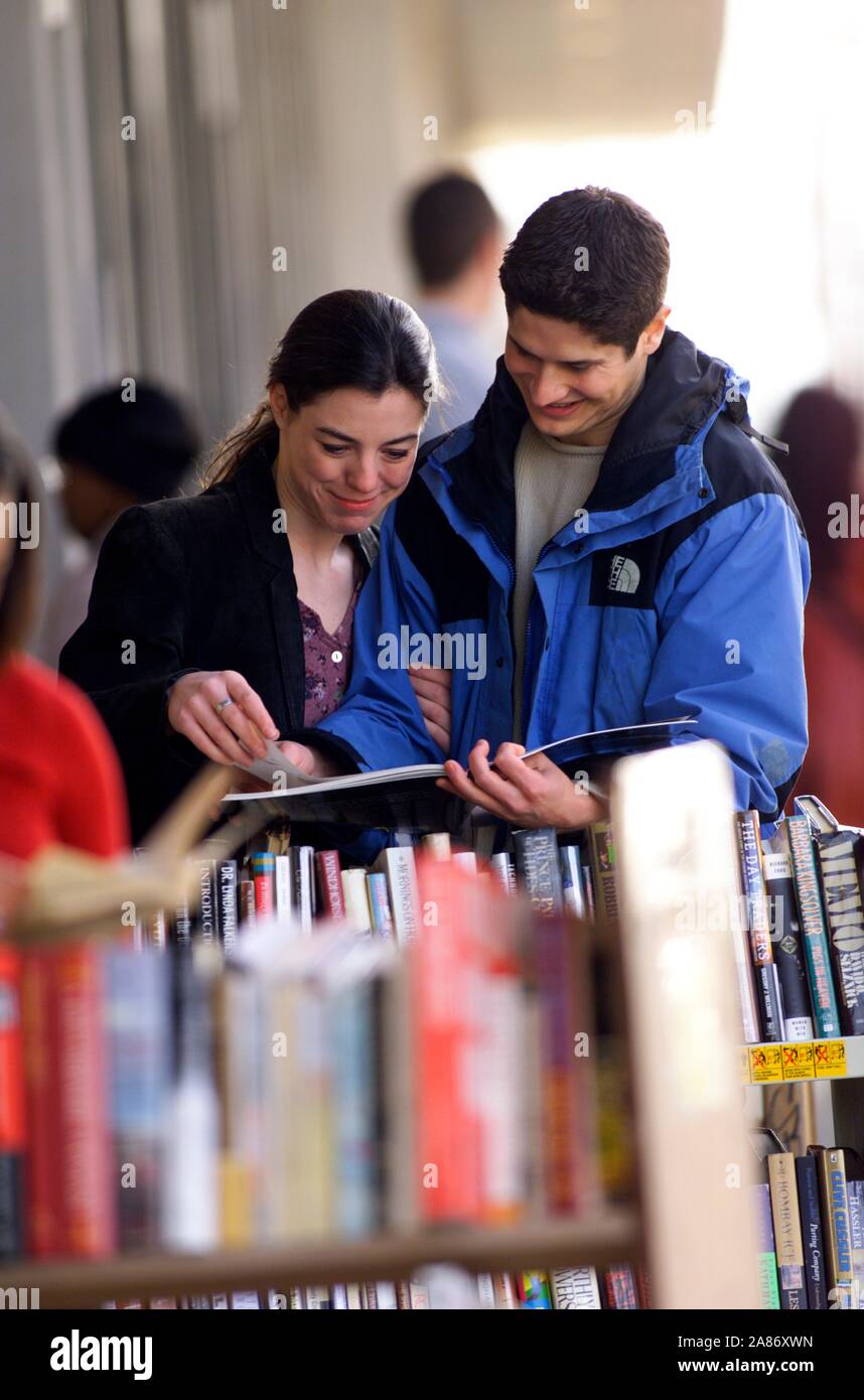 Caucasian couple parcourt à une librairie Banque D'Images