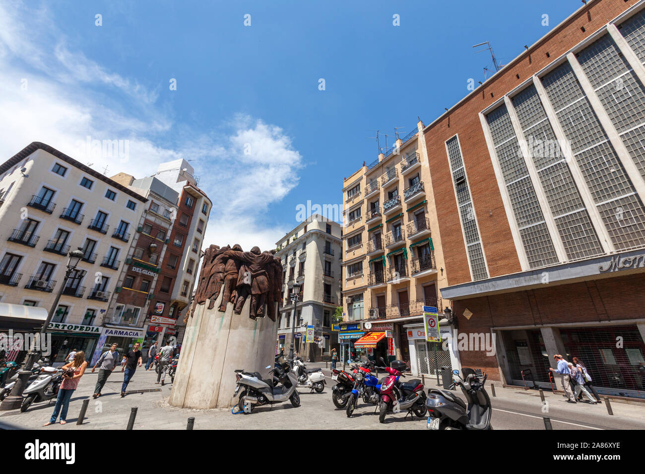 Monument de Abogados de Atocha basé dans le El Abrazo, par Genoves, près de Teatro Monumental, Anton Martin square, Madrid, Espagne Banque D'Images