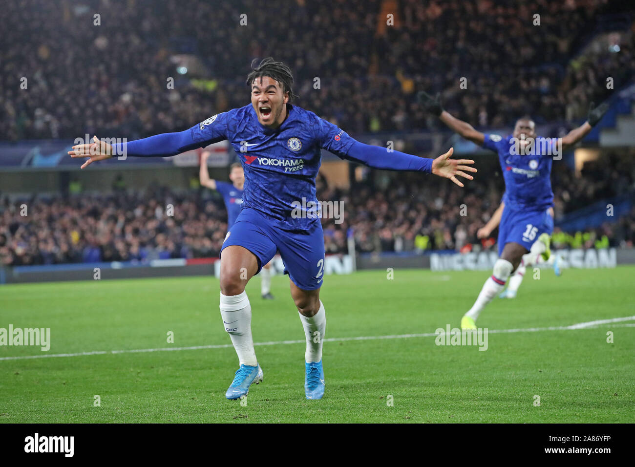 5 novembre 2019 Londres, Angleterre Soccer UEFA Champions League Group Fase Chelsea v Ajax L-r: 4-4 portes Reece James de Chelsea, op de achtergrond juicht ploeggenoot Kurt Zouma de Chelsea (15 op broek) mee ook Banque D'Images