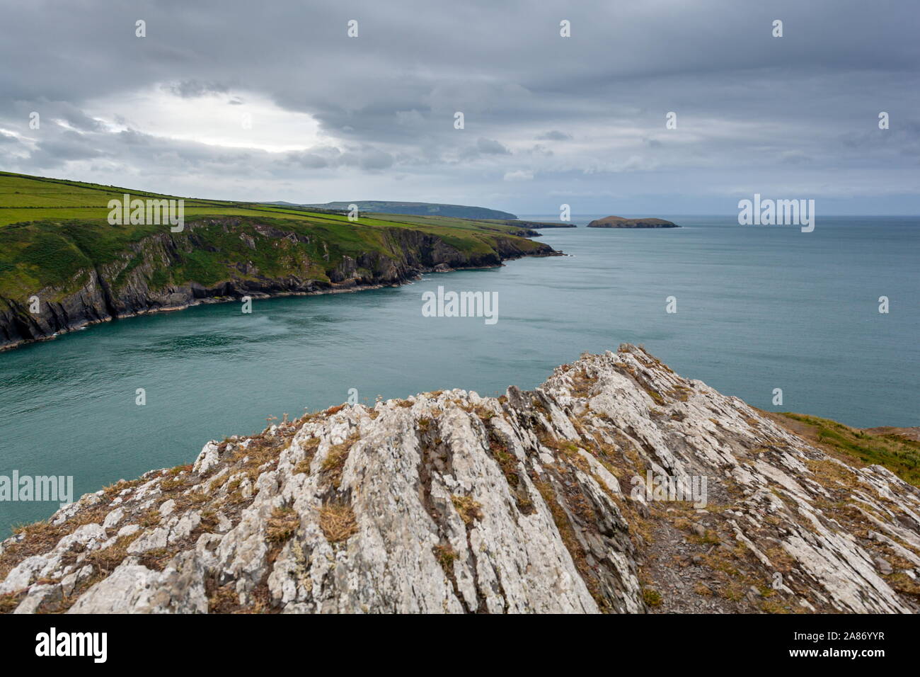 Cardigan Island vue du dessus du Mwnt Y Foel, Ceredigion Banque D'Images