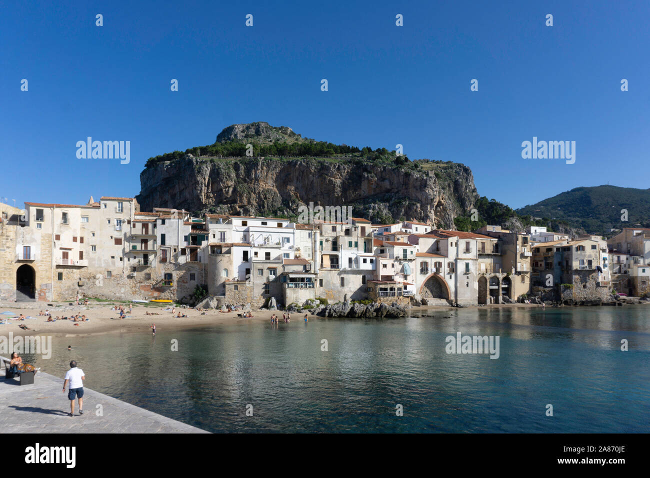 La vieille ville de Cefalú, Sicile, Italie, contre le rocher de la Rocca, où il y a les restes du vieux château médiéval, Banque D'Images