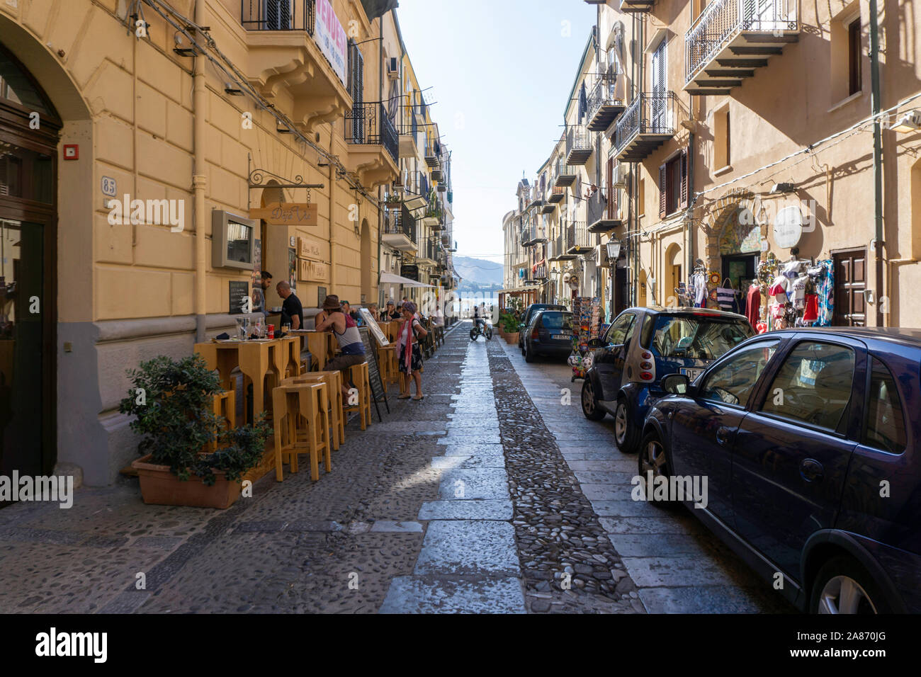 Les repas en plein air en Cefalú, Sicile, Italie, la ville a beaucoup de petites rues pleines de bars et restaurants., Banque D'Images