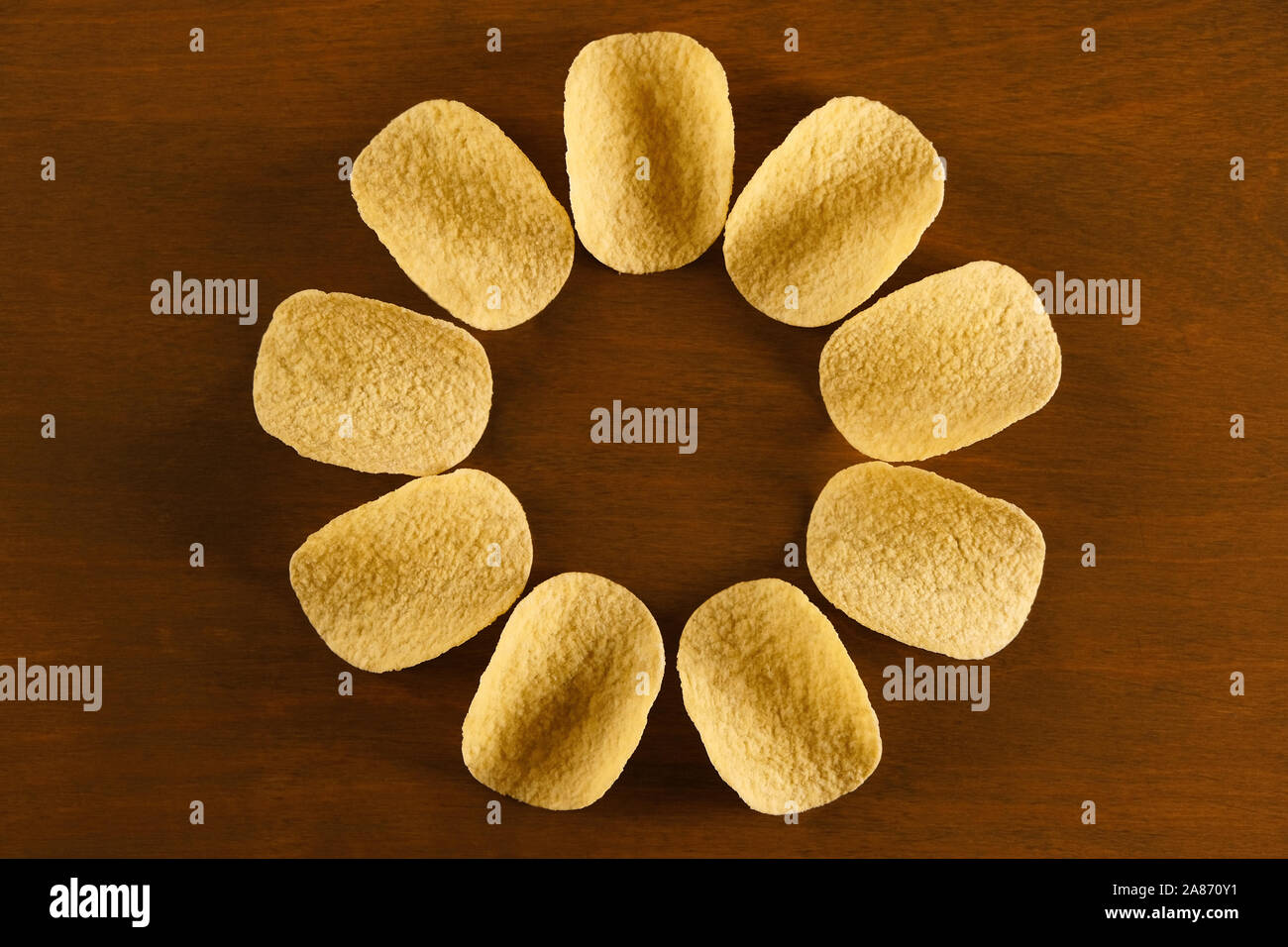 En forme de fleur soleil ou croustilles de pommes de terre sur une table en bois brun, la conception de la restauration rapide restaurant menu Copie, un espace réservé au texte Banque D'Images