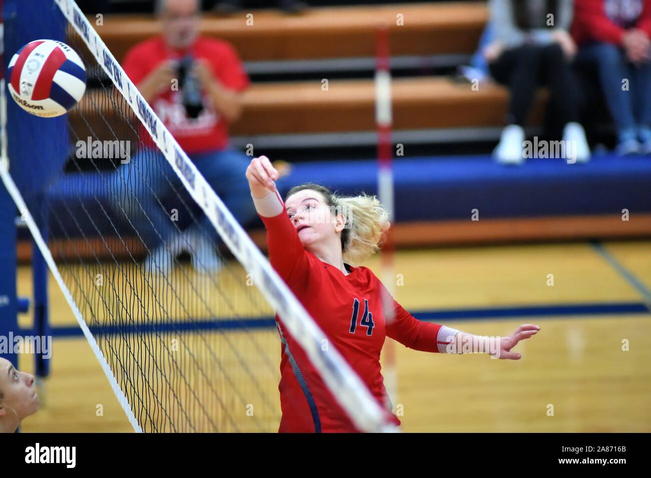 Regarder le joueur de volley-ball de son vol drop shot. USA. Banque D'Images