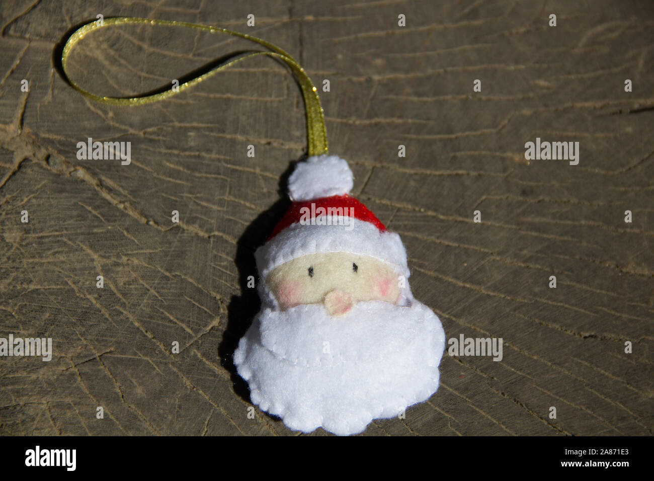 Le père Noël à la main des jouets de Noël sur fond de bois Banque D'Images