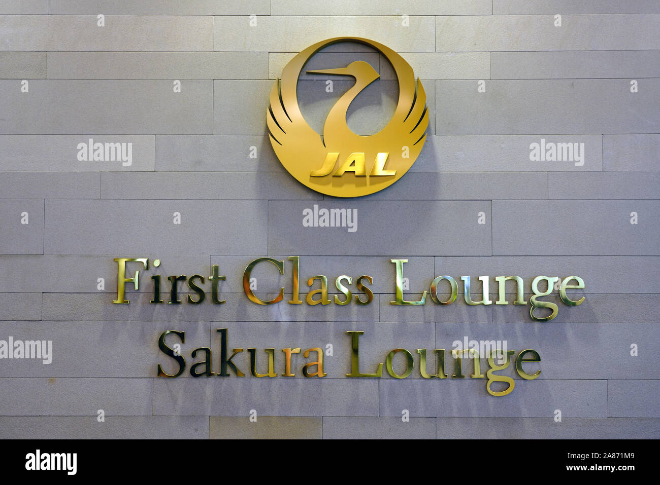 TOKYO, JAPON - 3 NOV 2019- Vue de la première classe Sakura Lounge de Japan Airlines (JL) à l'intérieur de l'aérogare à l'aéroport international Narita de Tokyo Banque D'Images
