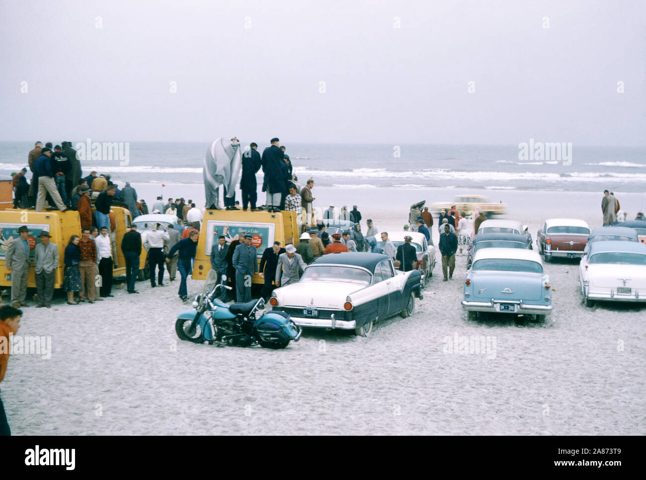 DAYTONA Beach, FL - 26 février : Fans park sur le sable et se tenir sur leurs voitures pour surveiller l'action au cours de la Daytona Beach et Course sur route le 26 février 1956 à Daytona Beach, en Floride. (Photo de Hy Peskin) Banque D'Images