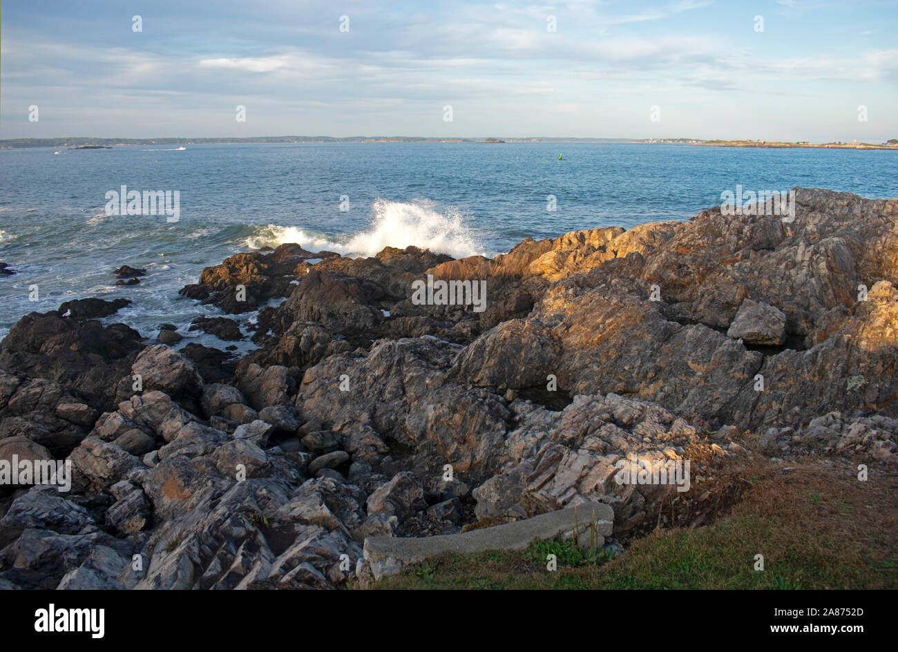 Les petites vagues se briser en côte rocheuse vue de Chandler Parc Hovey à Marblehead, Massachusetts, USA. -02 Banque D'Images