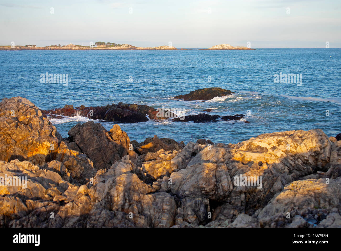 Les petites vagues se briser en côte rocheuse vue de Chandler Parc Hovey à Marblehead, Massachusetts, USA. -03 Banque D'Images