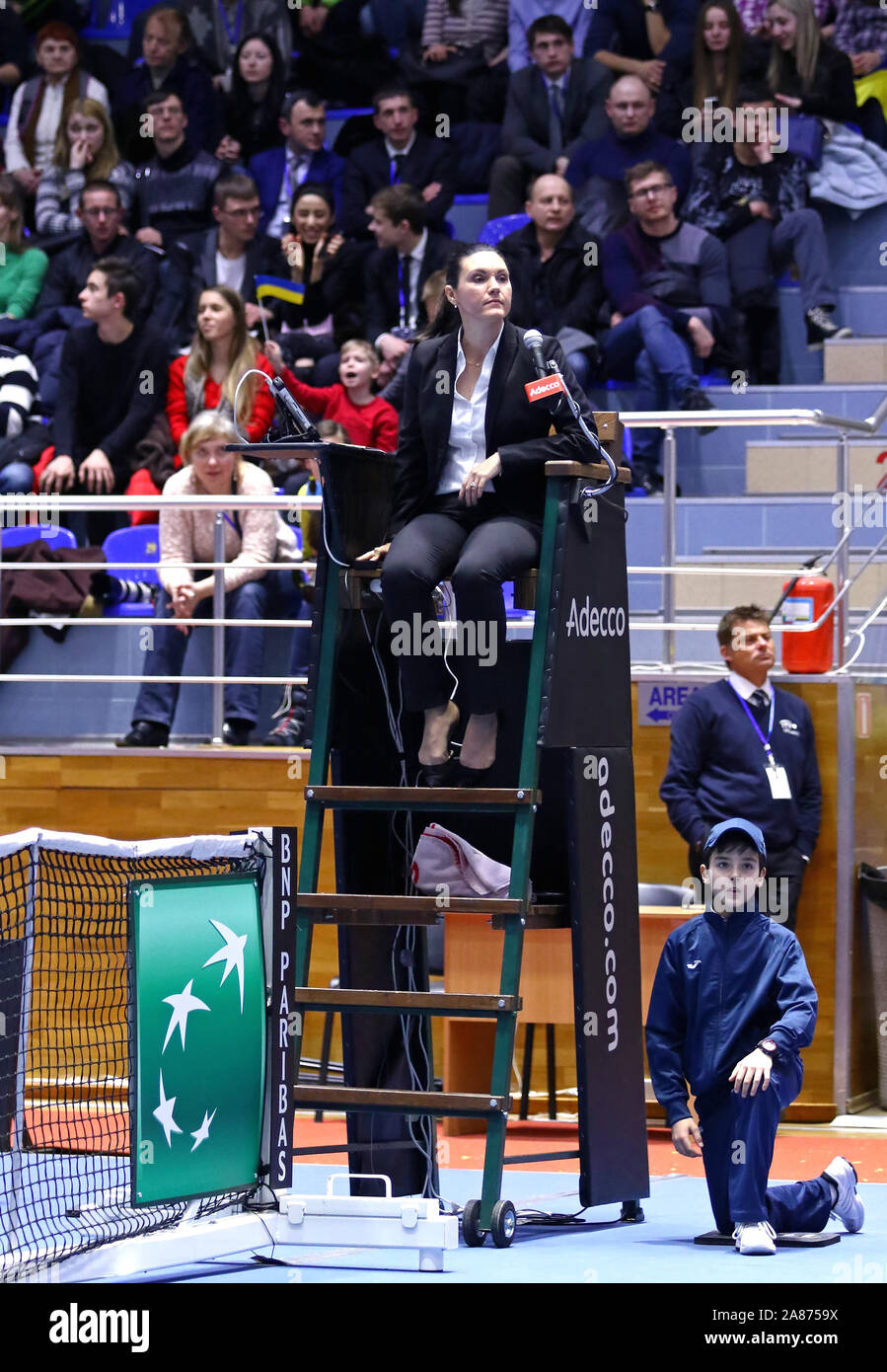 KHARKIV, UKRAINE - 11 février 2017 : Le Président (juge-arbitre arbitre tennis) sur le poste pendant le BNP Paribas tennis FedCup Ukraine jeu v l'Australie au Palace of Sports Lokomotiv à Kharkiv, Ukraine Banque D'Images