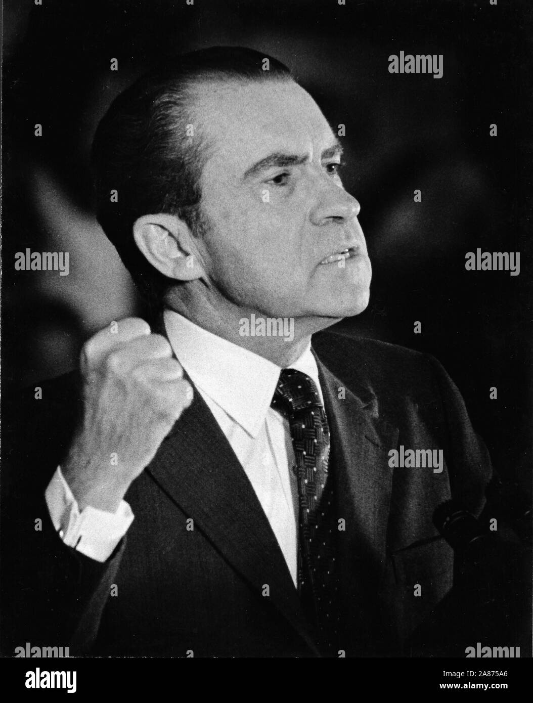 Richard Milhous Nixon (9 janvier 1913 - 22 avril 1994) était un homme politique américain qui fut le 37e président des États-Unis de 1969 jusqu'à sa démission en 1974. Le seul président à démissionner de l'office, il a auparavant été la 36e vice-président de 1953 à 1961, et en tant que représentant et sénateur de Californie. Nixon est né à Yorba Linda, Californie. Il a terminé ses études de premier cycle à Whittier College, puis a obtenu son diplôme de la Duke University School of Law en 1937 et retourna en Californie pour la pratique du droit Banque D'Images