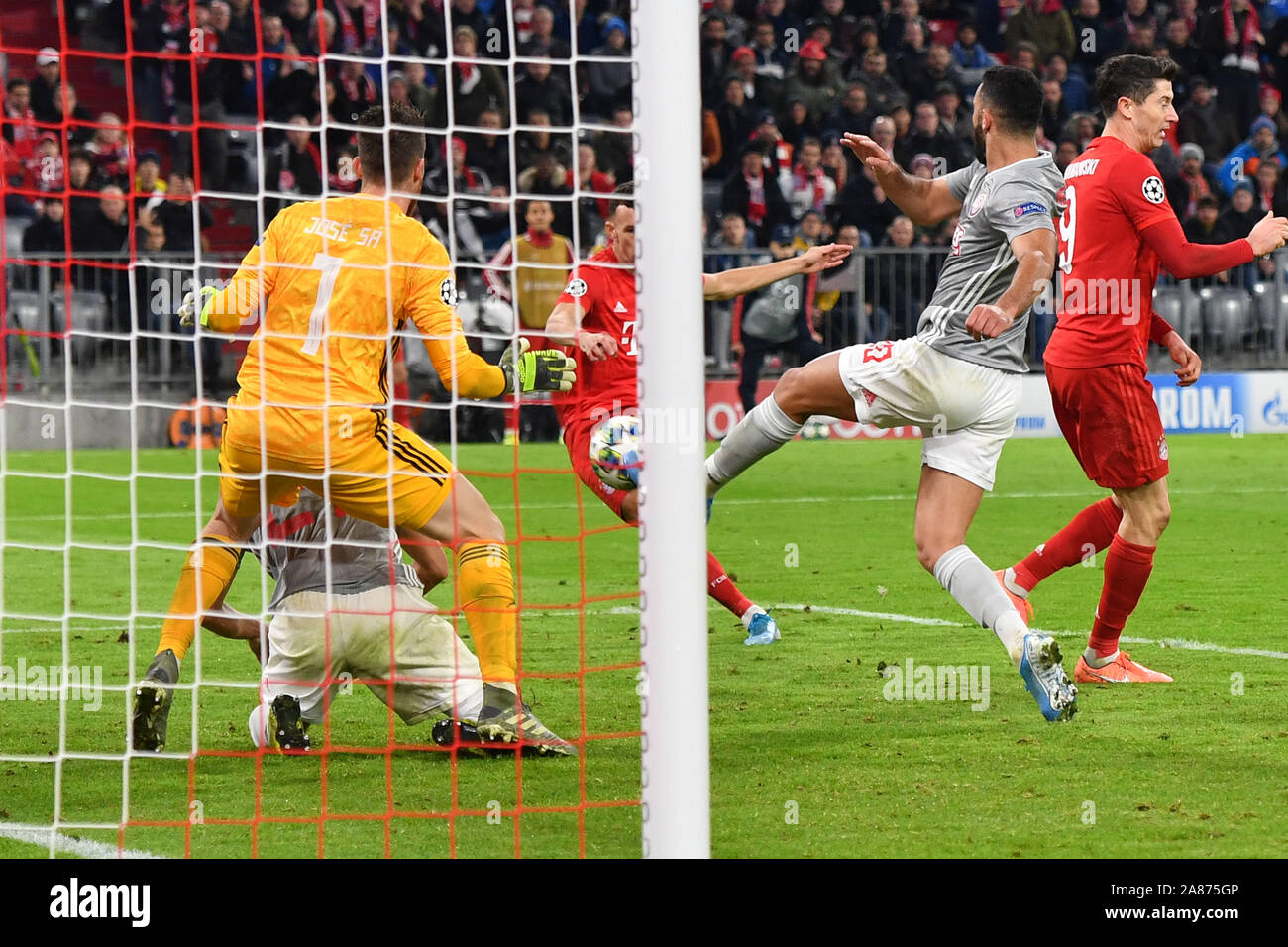 Munich, Allemagne. 06 Nov, 2019. Ivan Perisic (FC Bayern Munich) marque le but de 2-0 contre Jose SA (gardien de l'Olympiacos), action, coup de pied de but, surface de scène, Bayern FC Munich-Olympiacos (Le Pirée) 2-0, football Ligue des Champions, groupe B, groupe étape, 4.journée, sur 06.11.2019. ALLIANZAREN A. DFL RÈGLEMENT INTERDIRE TOUTE UTILISATION DES PHOTOGRAPHIES COMME DES SÉQUENCES D'IMAGES ET/OU QUASI VIDÉO. Utilisation dans le monde entier | Credit : dpa/Alamy Live News Banque D'Images