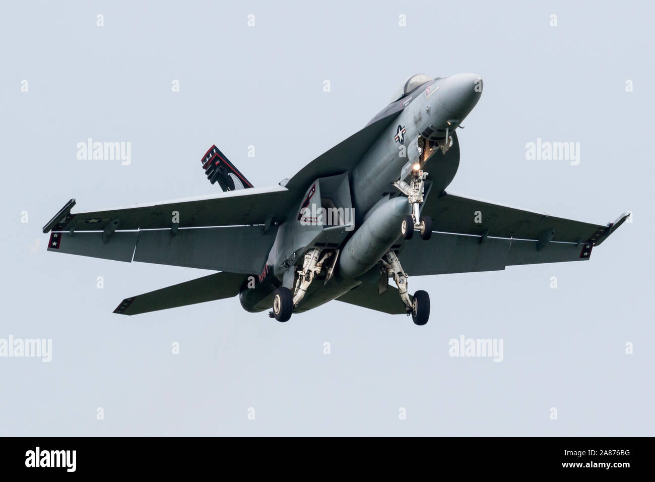Un United States Navy F/A-18 Super Hornet arrive à l'Airshow 2018 Dayton Vectren, où il sera mis en exposition statique. Banque D'Images