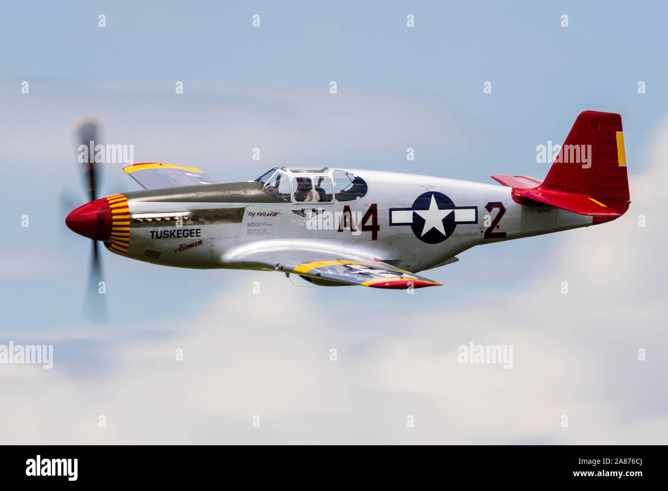 VANDALIA, OHIO / USA - 23 juin 2018 : UNE DEUXIÈME GUERRE MONDIALE P-51 Mustang de la 'Red Tails' à l'escadron 2018 Vectren Airshow de Dayton. Banque D'Images