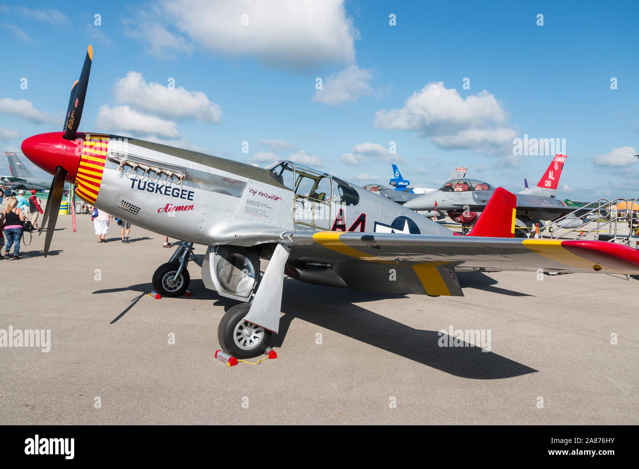 VANDALIA, OHIO / USA - 23 juin 2018 : UNE DEUXIÈME GUERRE MONDIALE P-51 Mustang de la 'Red Tails' à l'escadron 2018 Vectren Airshow de Dayton. Banque D'Images