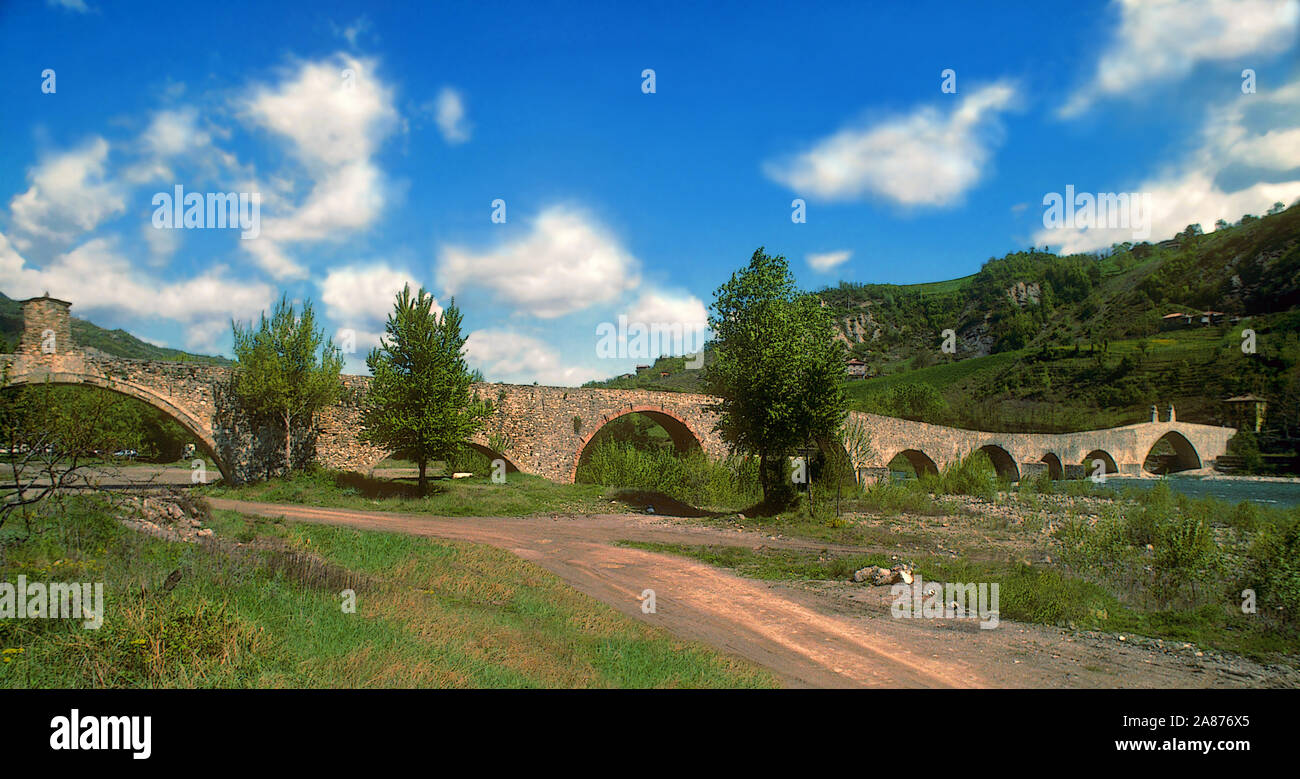 Bobbio.Stone arch bridge sur la rivière Trebbia. Banque D'Images