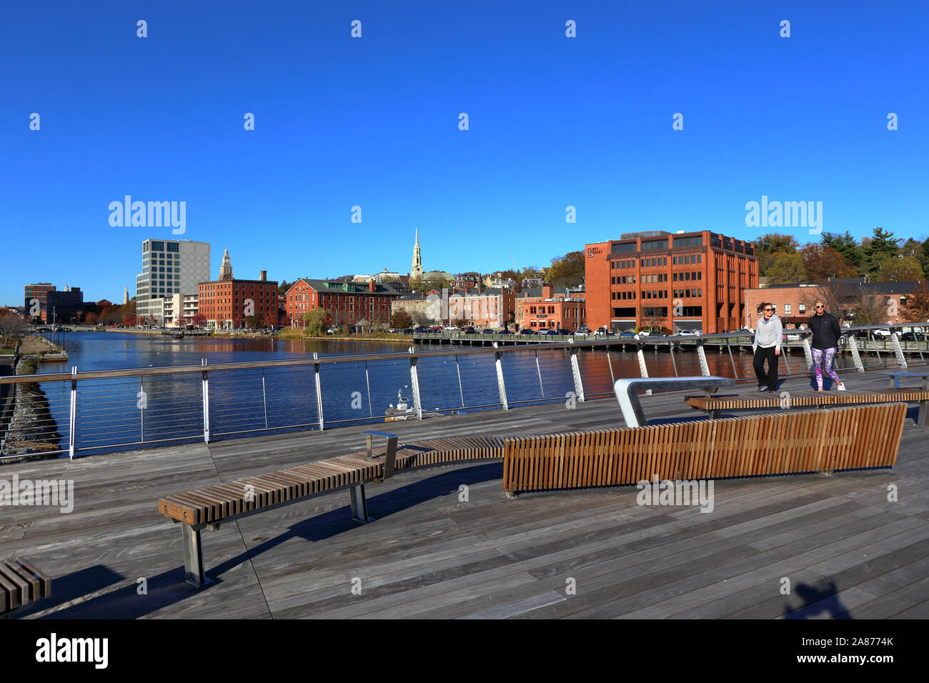 Les gens qui marchent sur le pont piétonnier de Providence sur une journée ensoleillée, Providence, Rhode Island Banque D'Images