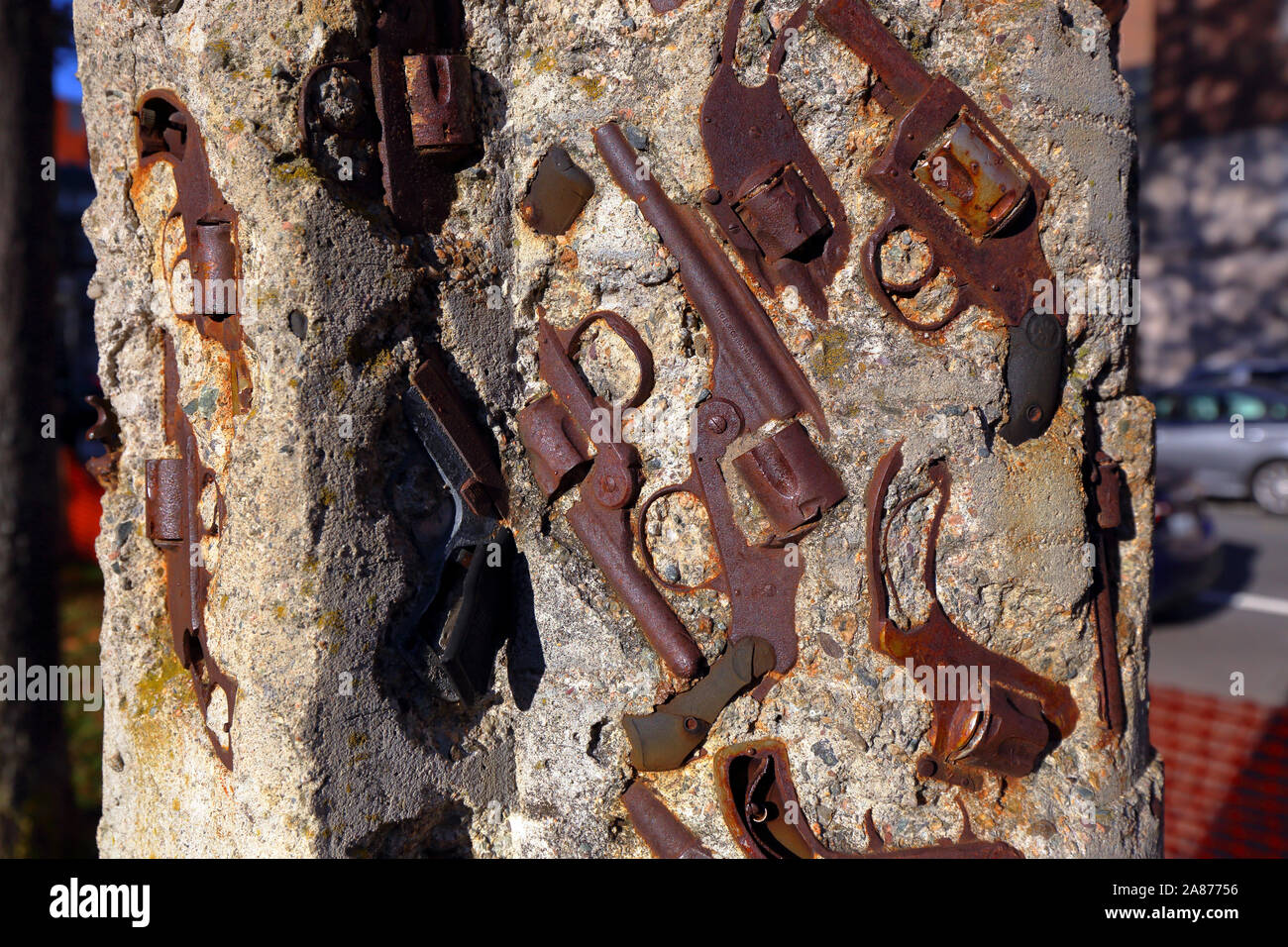 Sculpture Totem des armes à feu par Boris Bally à Providence Memorial Park en face de la Cour fédérale Banque D'Images