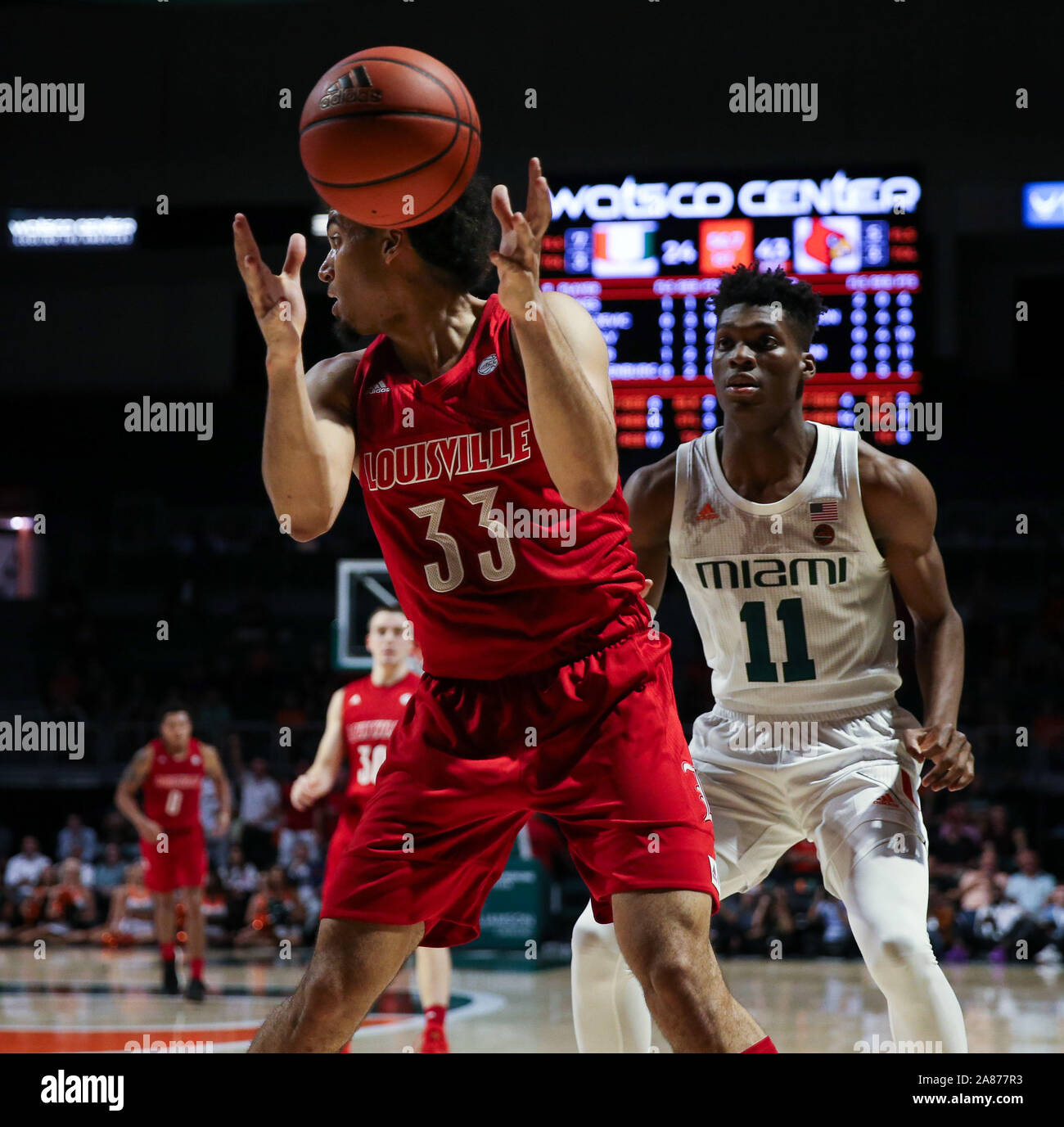 Coral Gables, en Floride, aux Etats-Unis. 05Th Nov, 2019. Louisville Cardinals de l'avant la Jordanie Nwora (33) en action, suivi par Miami Hurricanes Anthony Walker (11), au cours d'un match de basket-ball NCAA au centre Watsco à Coral Gables, en Floride. Les cardinaux a gagné 87-74. Mario Houben/CSM/Alamy Live News Banque D'Images